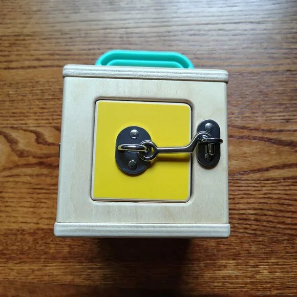 Lovevery bus and lockbox from the Realist playkit (19-21m) - Picture 10 of 16